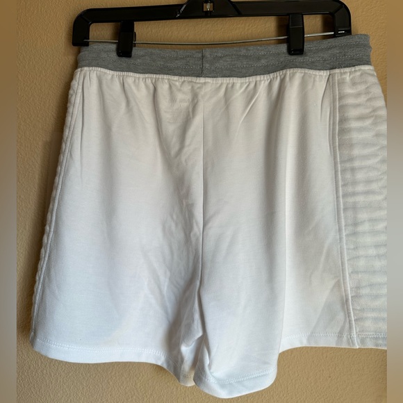 Nine West size medium comfy, quilted, white active shorts with pockets! - Picture 2 of 11
